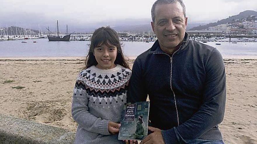 Sergio Faraudo y su hija Catalina, con el libro, ayer.