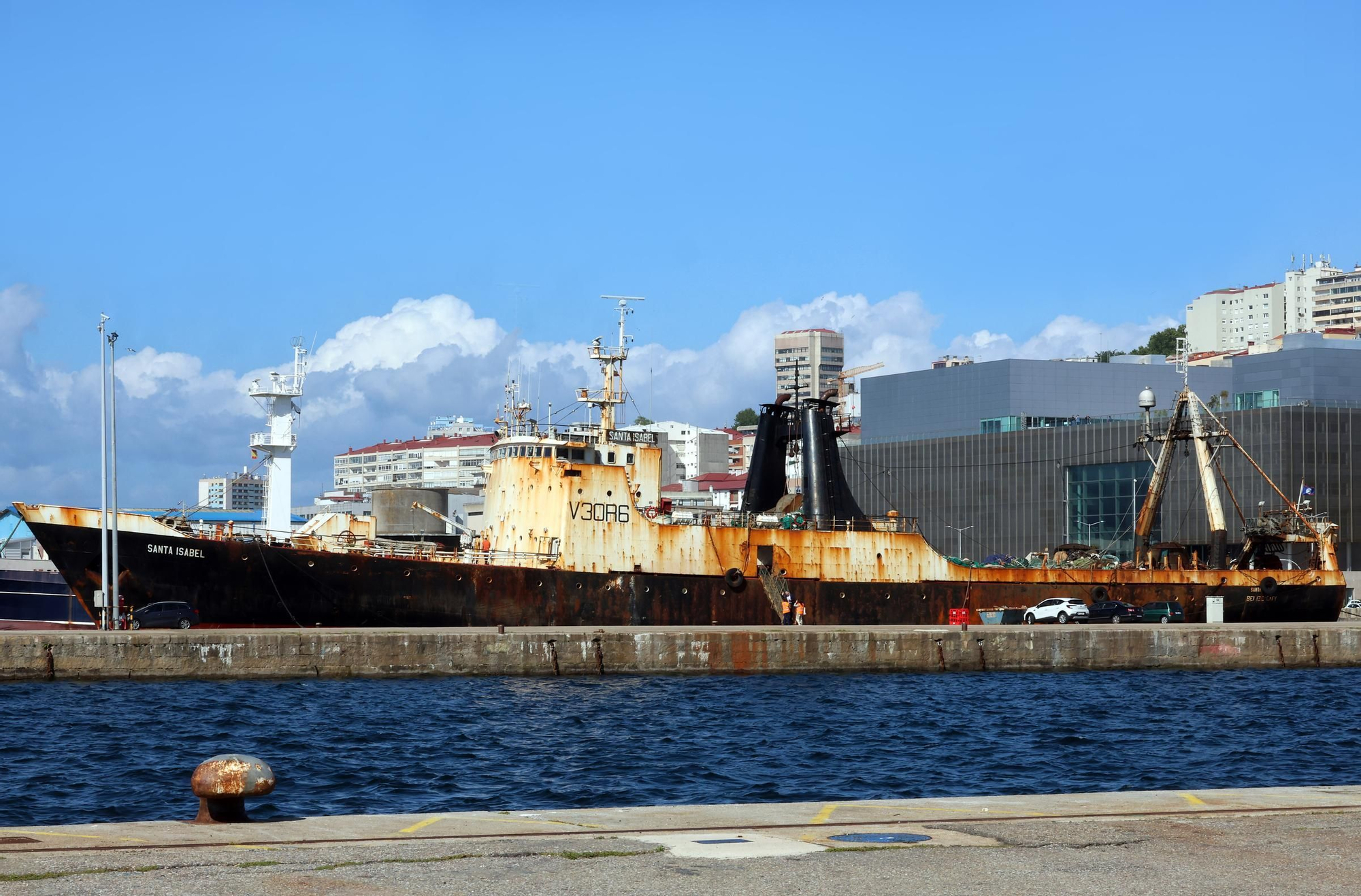 Chatarra a flote: el estado lamentable del arrastrero de Belice amarrado en Vigo