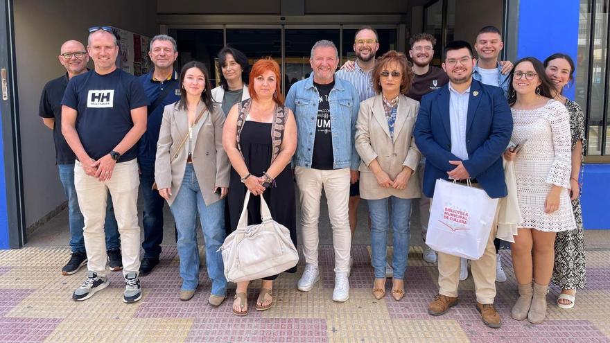 Los representantes de las bandas seleccionadas para el certamen junto al concejal Juan Carlos Alandete.