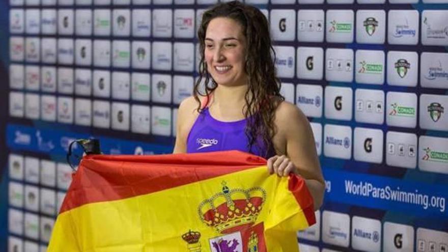 Ariadna Edo posa con la bandera de España en el último Mundial.