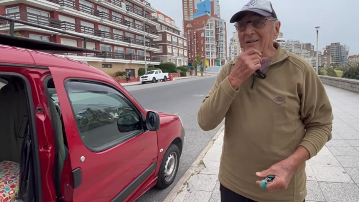 Carlos lleva toda la vida conduciendo, pero tiene que renovar el carnet de conducir anualmente.