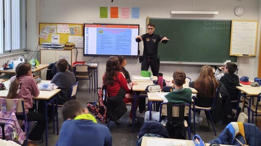 La Policía Local imparte una sesión al alumnado de 6º de Primaria.
