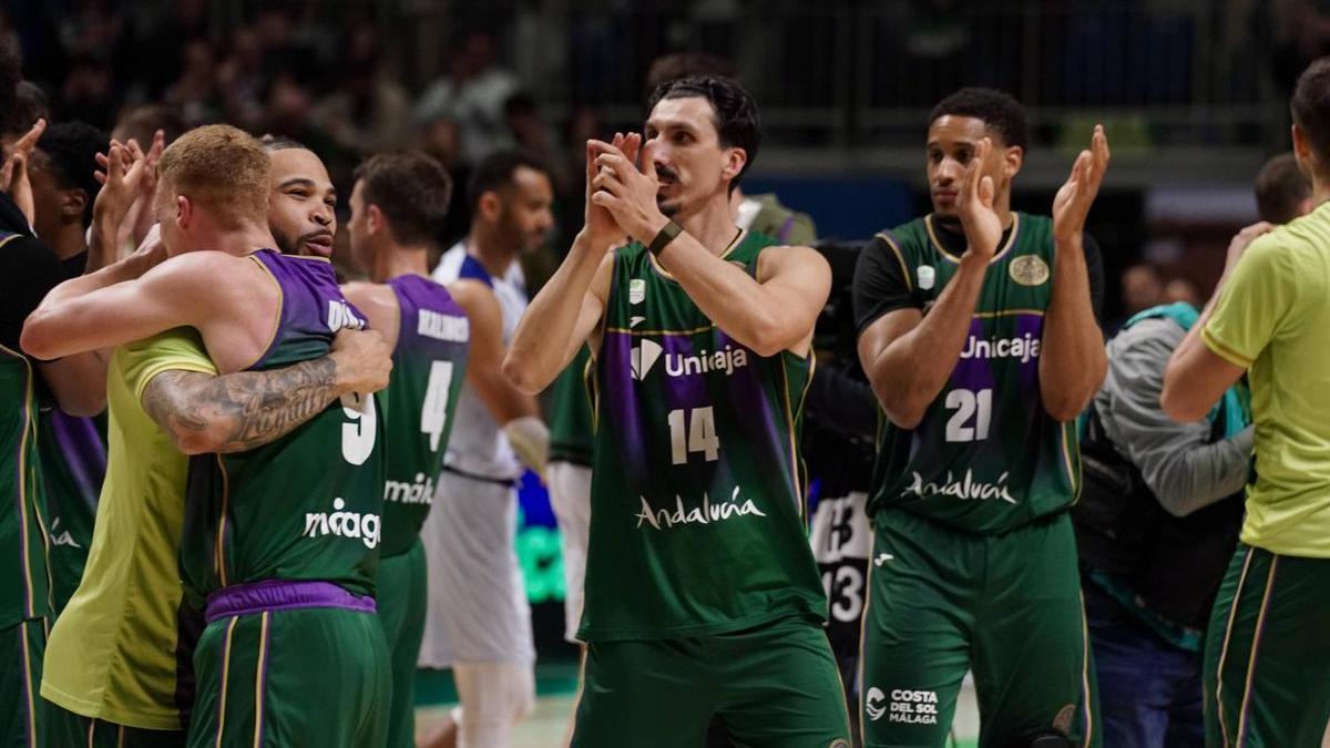 Los jugadores del Unicaja celebran la victoria frente al Joventut en BCL.
