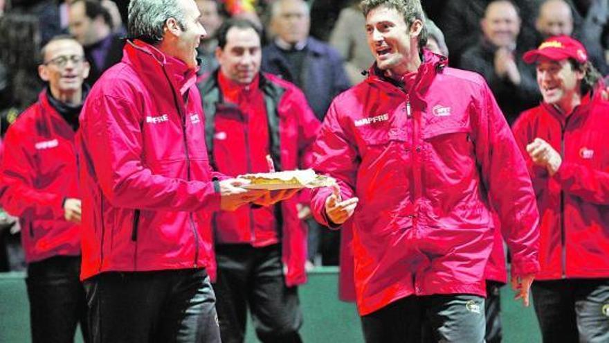 Álex Corretja entrega a Juan Carlos Ferrero una tarta por su 32.º cumpleaños.