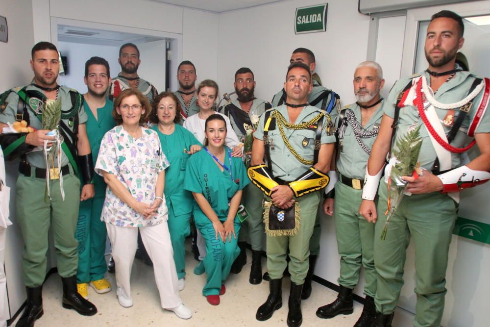 Visita de la Legión a los niños ingresados en el Hospital Materno.