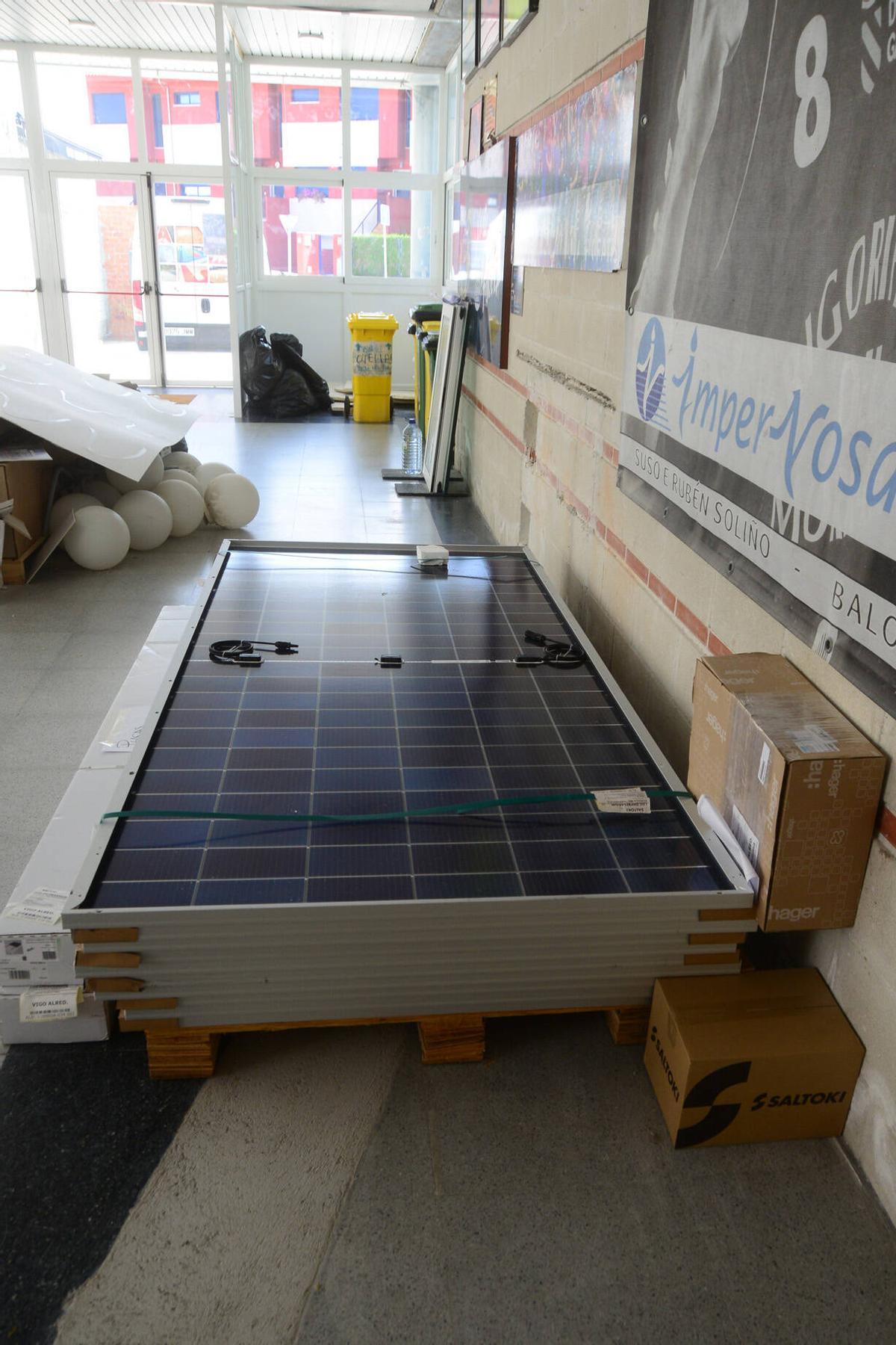 Placas solares para su instalación esta semana en el tejado del edificio.