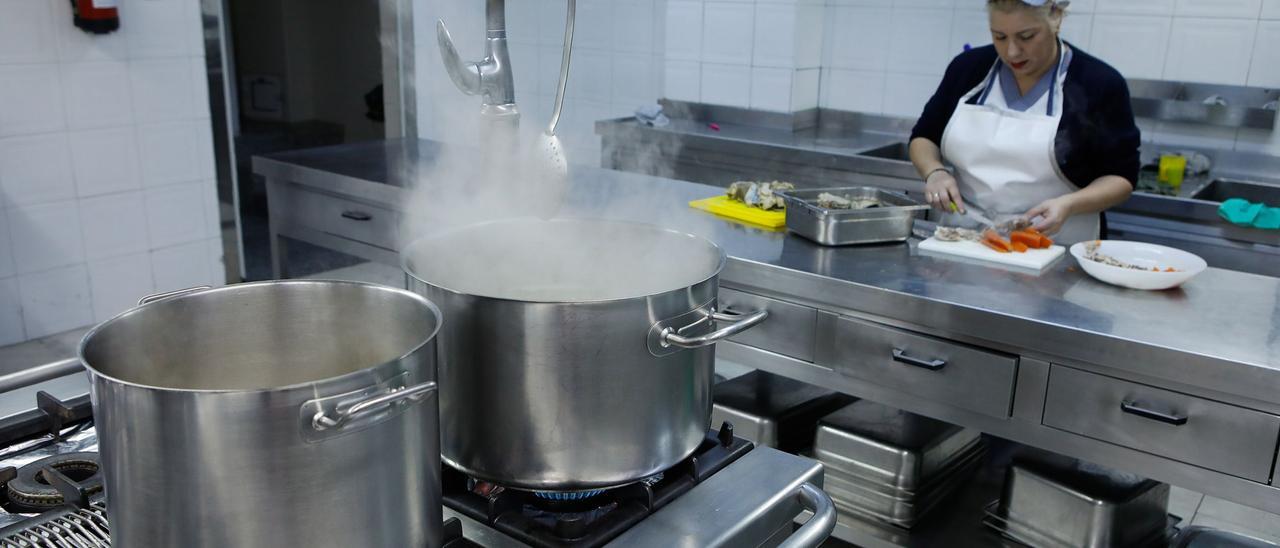 Preparación de comida en la Cocina Económica.