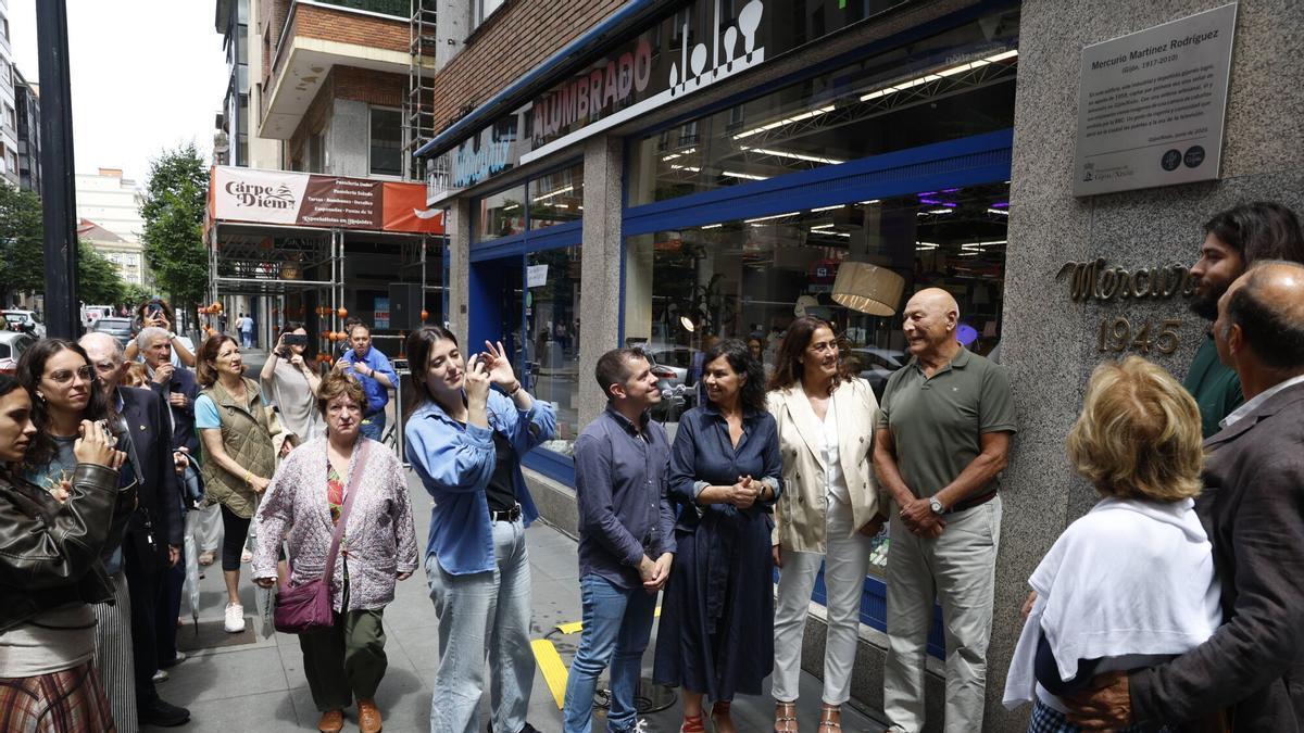 VÍDEO: Mercurio Martínez, pionero de la televisión en Gijón en 1958, homenajeado con una placa