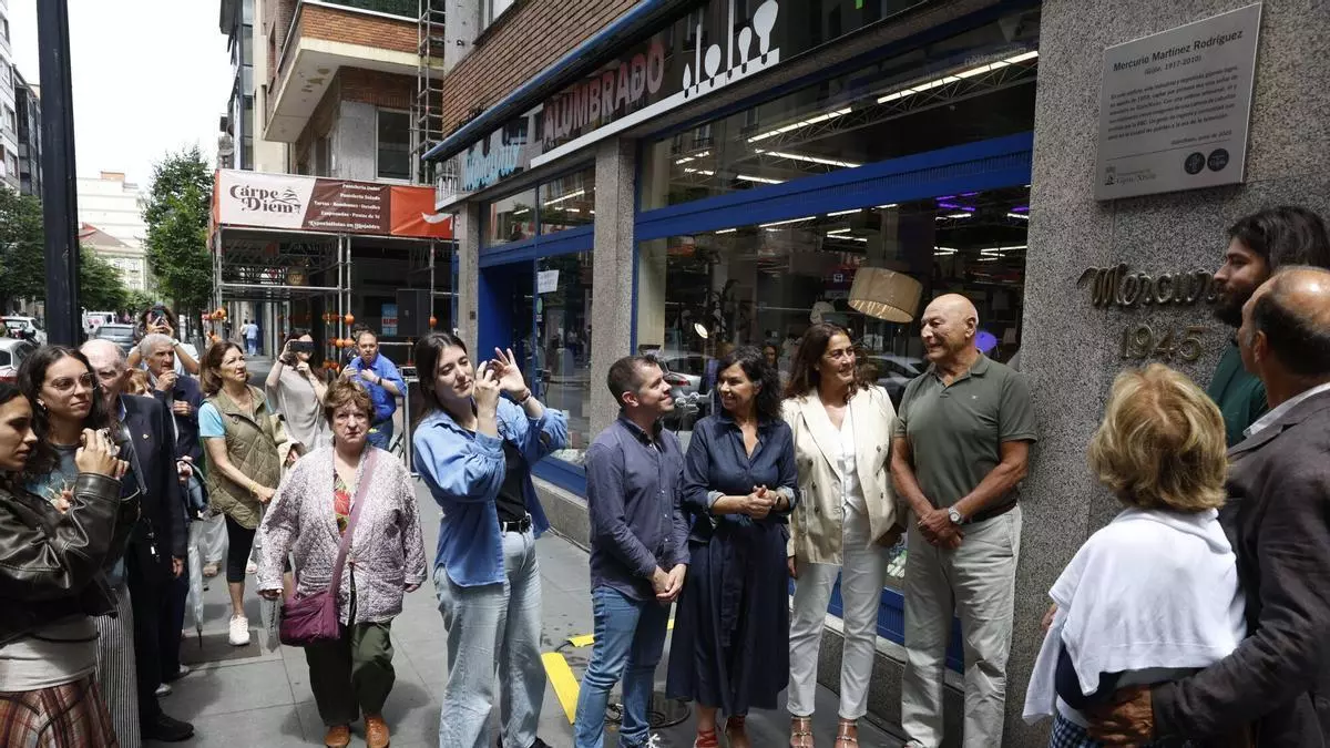 El histórico Mercurio Martínez, pionero de la televisión en Gijón en 1958, ya tiene una placa en la calle Uría como homenaje: "Demostró ingenio, curiosidad y confianza en el futuro”