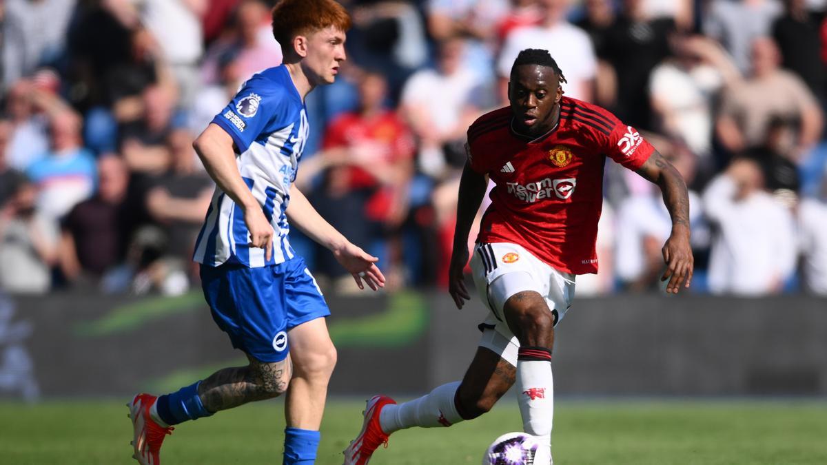 Valentín Barco, del Brighton, y Aaron Wan-Bissaka, del Manchester United, en acción durante el partido de fútbol de la Premier League inglesa del Brighton &amp; Hove Albion contra el Manchester United, en Brighton, Gran Bretaña, el 19 de mayo de 2024.