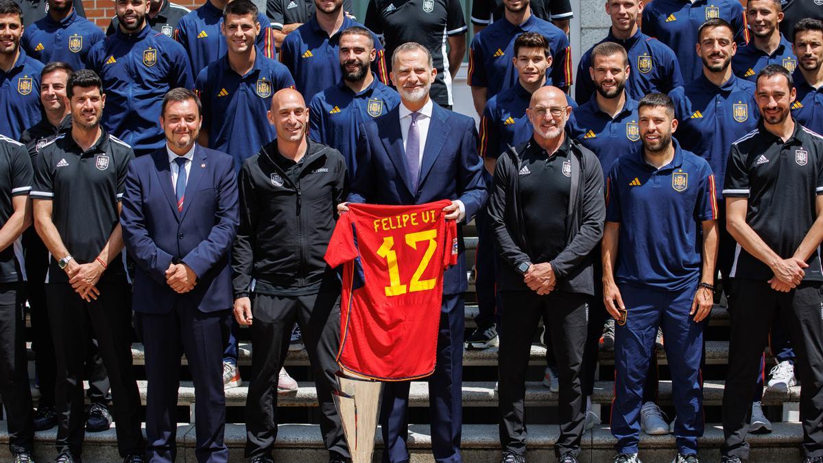 Los jugadores de la selección española que se proclamaron campeones de la Nations, en la recepción oficial con Felipe VI.
