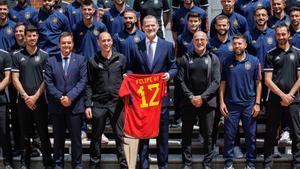 Los jugadores de la selección española que se proclamaron campeones de la Nations, en la recepción oficial con Felipe VI.