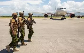 Policías keniatas se enfrentan por primera vez a las bandas armadas de Haití