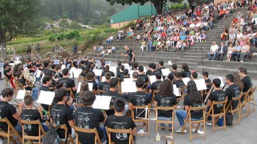 La actuación tuvo lugar en el patio del colegio de Domaio para aprovechar los graderíos para el público.  // Gonzalo Núñez