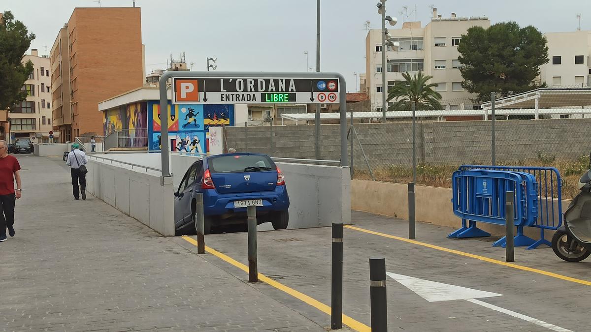 Un coche accediendo al parking de L'Ordana