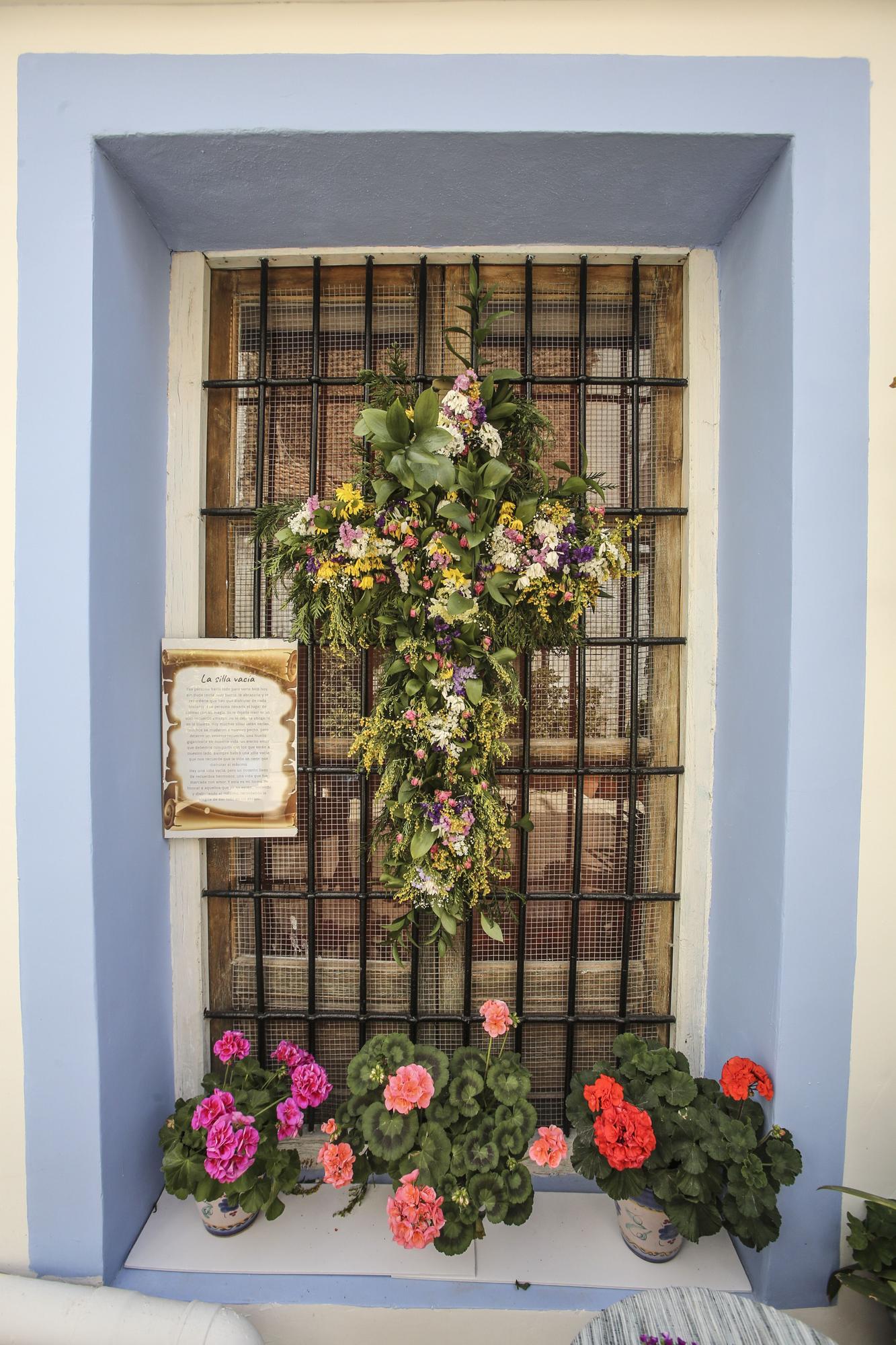 Vecinos del barrio de Santa Cruz en Alicante engalanan las calles con las tradicionales Cruces de Mayo