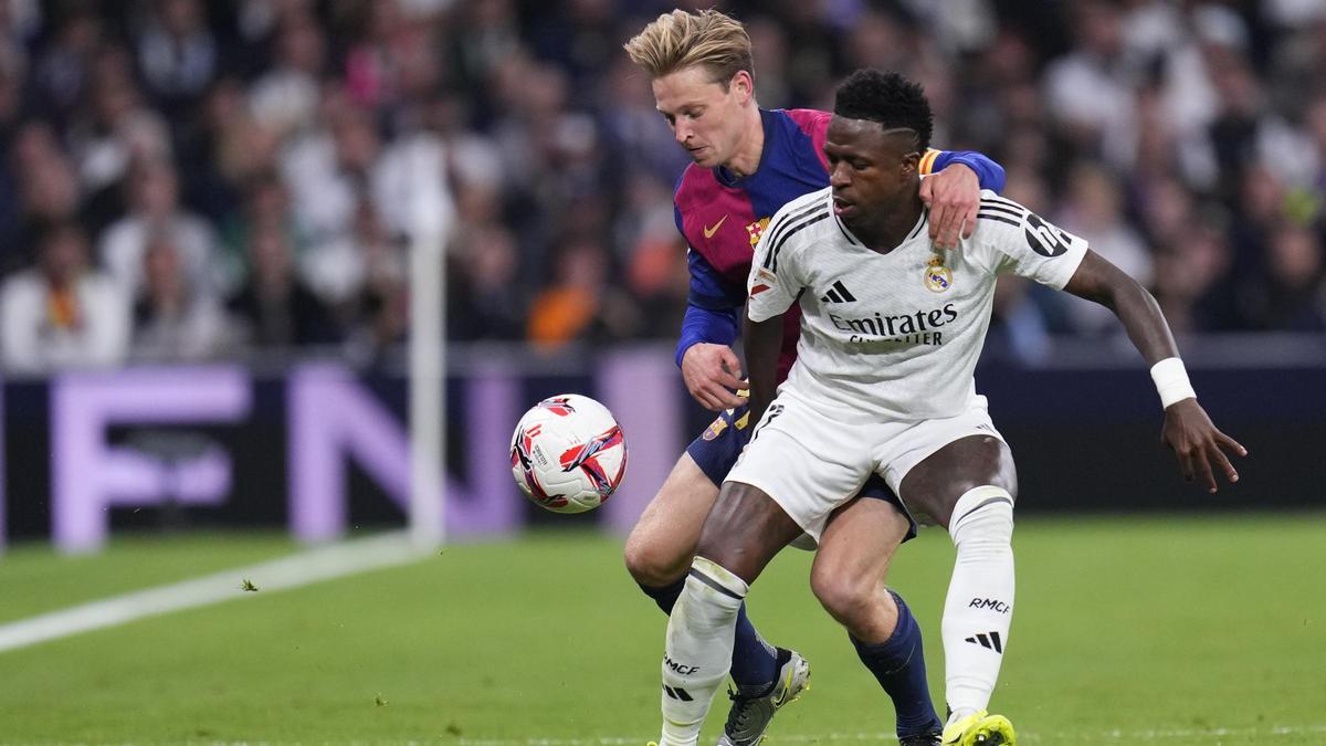 Frenkie de Jong pelea por el balón con Vinicius en el Madrid-Barça del Bernabéu.