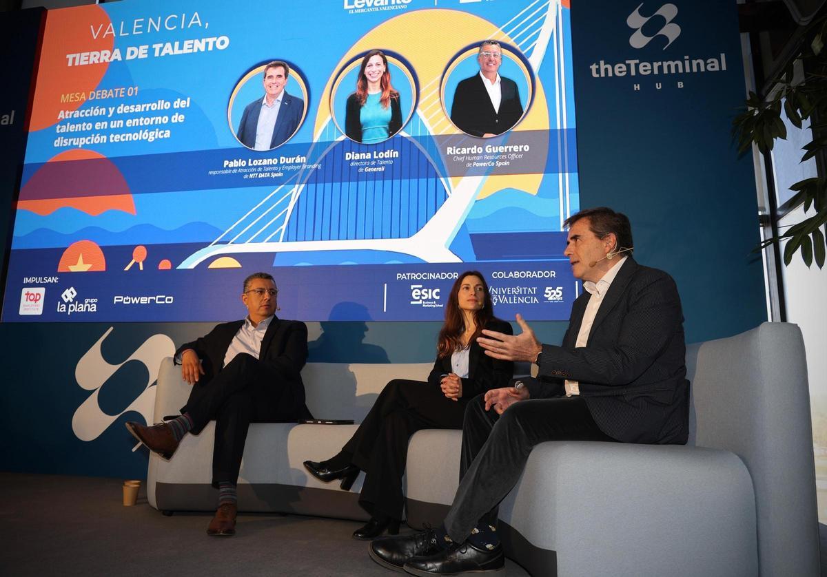Mesa redonda de Ricard Guerrero (PowerCo Spain); Diana Lodin, (Generali Seguros); y Pablo Lozano (NTT DATA)