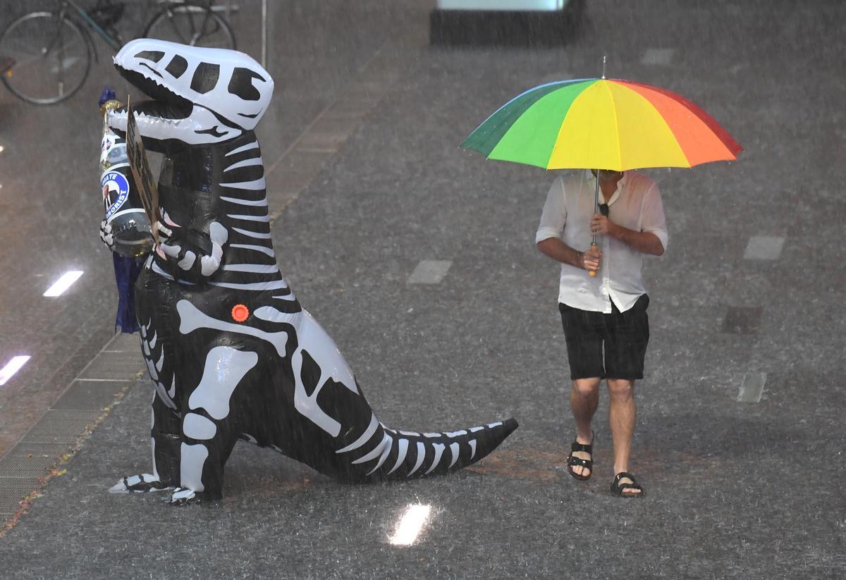 Dos de los asistentes a la manifestación a favor del clima en Brisbane, Australia.