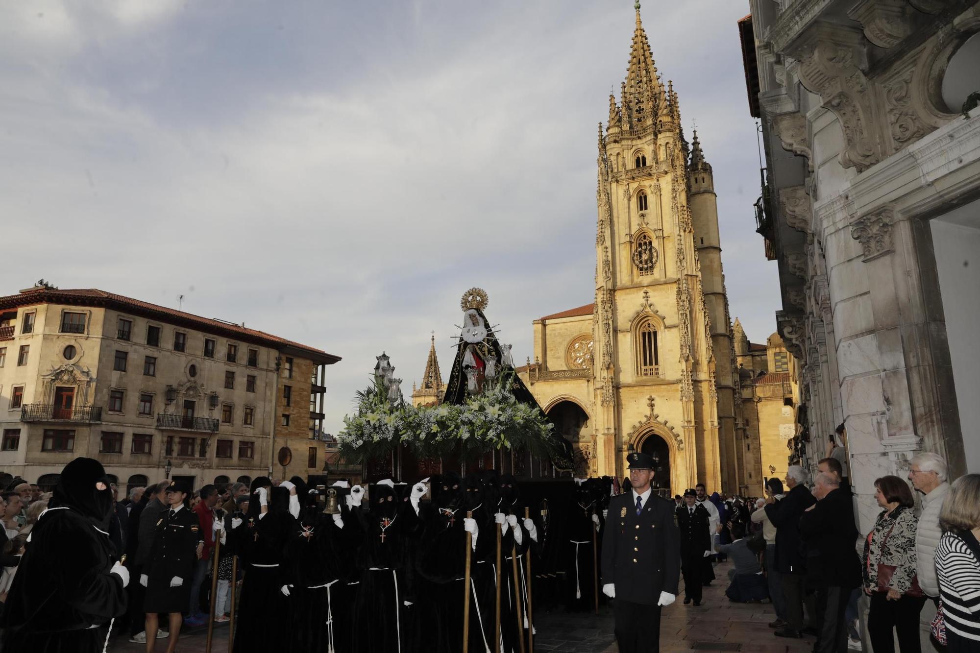 La procesión intergeneracional del Santo Entierro emociona Oviedo