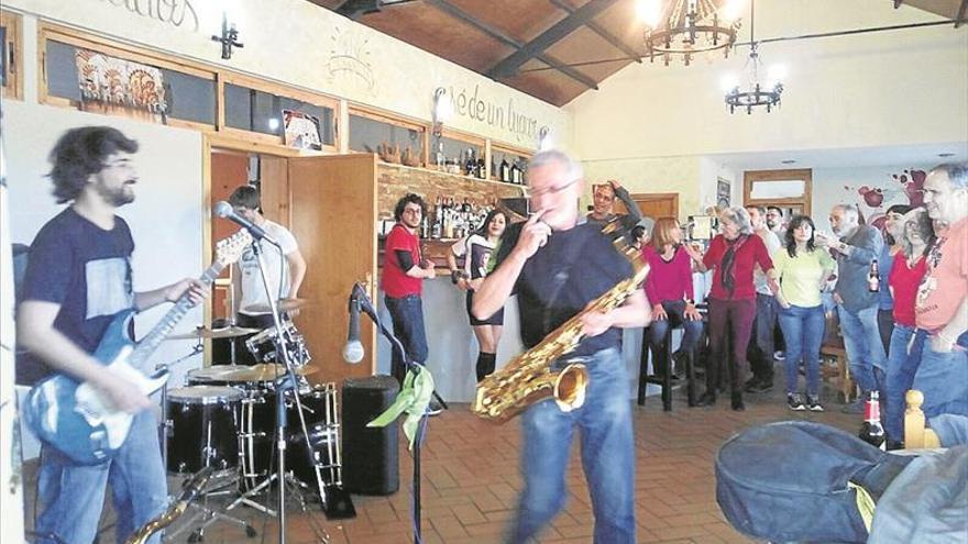 El refugio del pintor de algallarín anima la música y la gastronomía comarcal