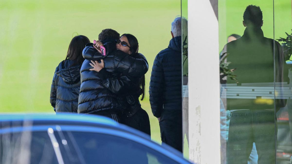 Antonela Roccuzzo (tercera desde la izquierda), esposa de la estrella del fútbol argentino Lionel Messi, abraza a un familiar durante el funeral de su suegro, Jorge Messi, en el cementerio El Prado, a las afueras de Rosario (provincia de Santa Fe, Argentina), el 9 de agosto de 2026. Jorge Messi, padre y representante de Lionel Messi, falleció a los 68 años, según anunció el 8 de agosto de 2026 Newell's Old Boys, el club de la infancia del ocho veces ganador del Balón de Oro. (Foto de Luis ROBAYO / AFP)