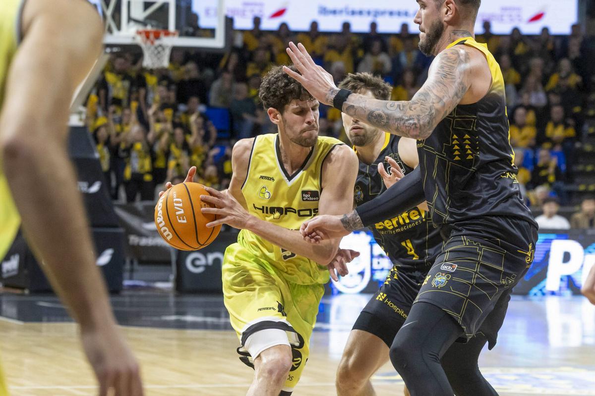 Paulí, en una acción del encuentro ante La Laguna Tenerife