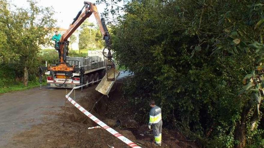 El muro se construye en una curva para ampliar la carretera.