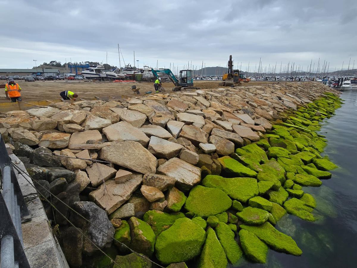 Avance de las obras del controvertido relleno del puerto deportivo de Baiona.
