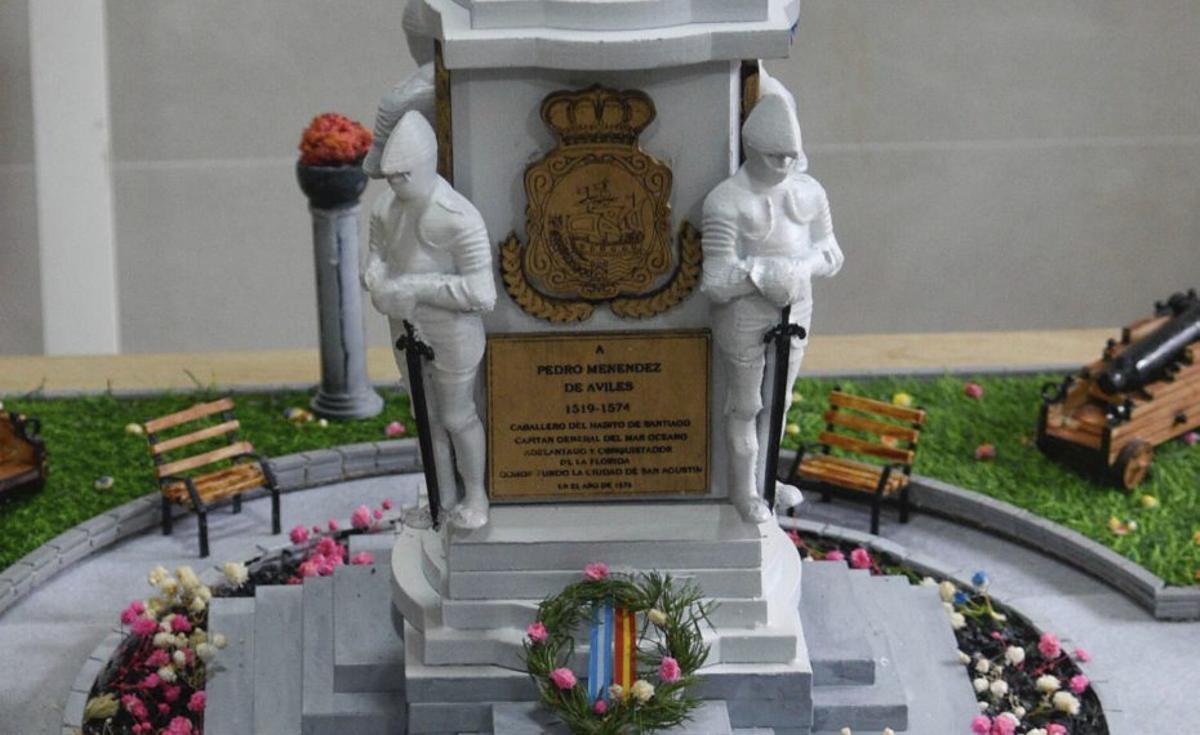 Detalle de la chapa grabada con láser en la escultura.