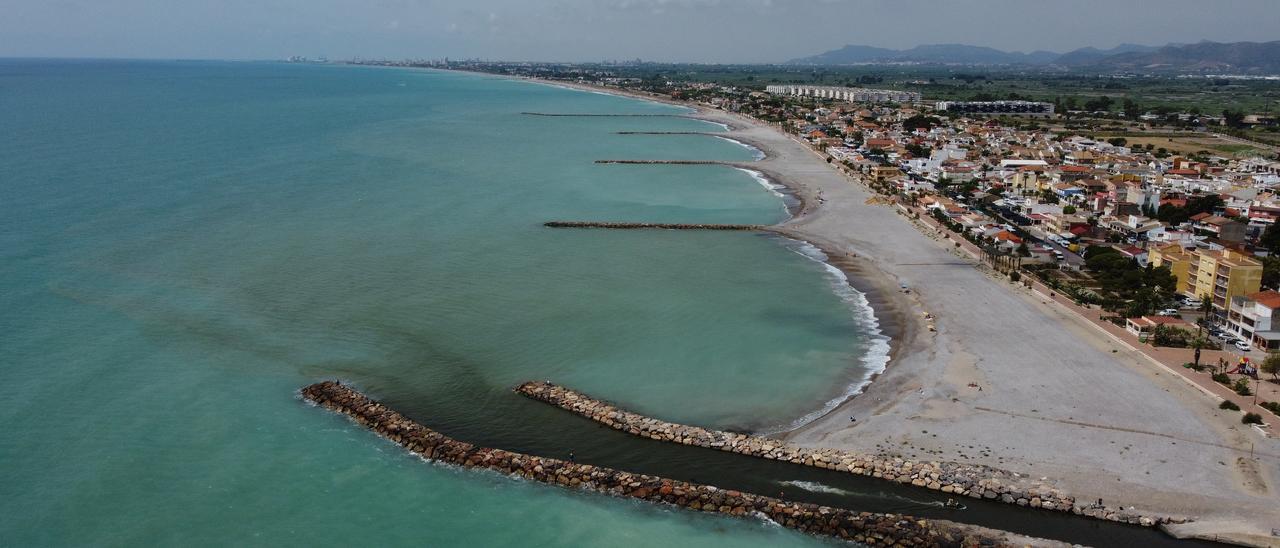 Estado de la playa de Almenara después de que Costas haya acabado las obras de los espigones.