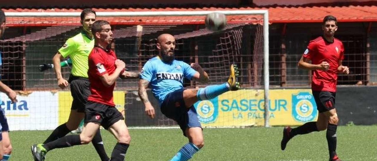 Yahvé golpea el balón en el encuentro entre Mensajero y Alondras disputado en La Palma. // José Ayut/El Día