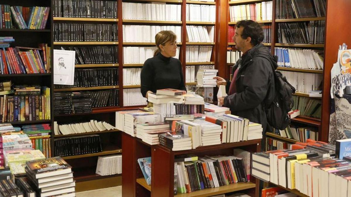 Dos clientes, en una librería de Vigo.