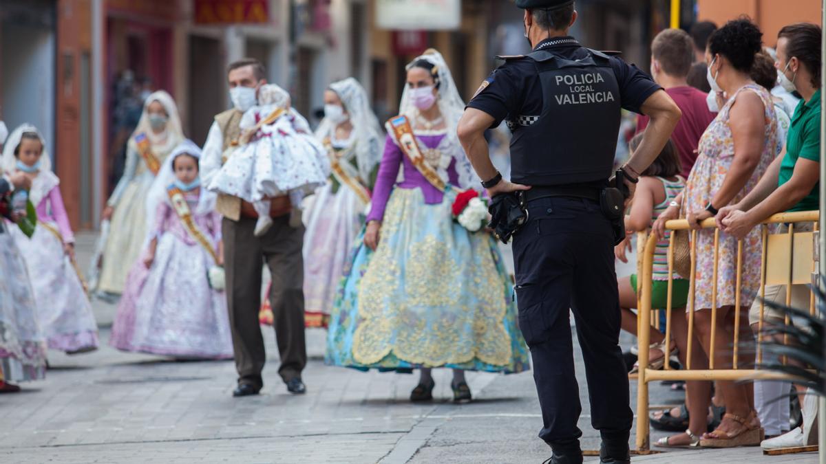 Un agente controla el pasacalle durante la Ofrenda.