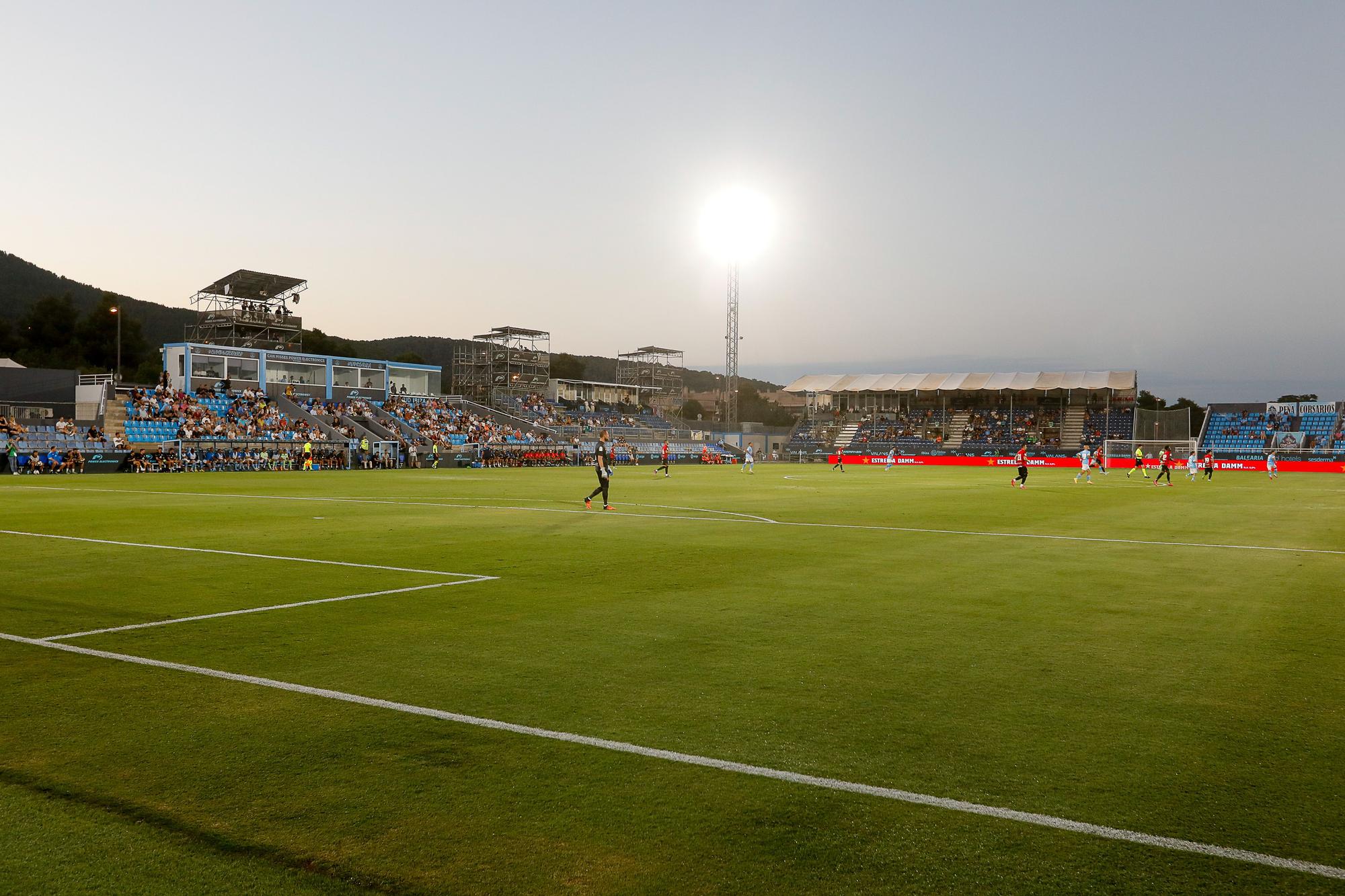 Palco lleno y gradas vacías en el partido entre la UD Ibiza y el RCD Mallorca.