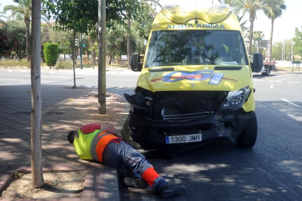 Una ambulancia choca contra un choque cuando iba d