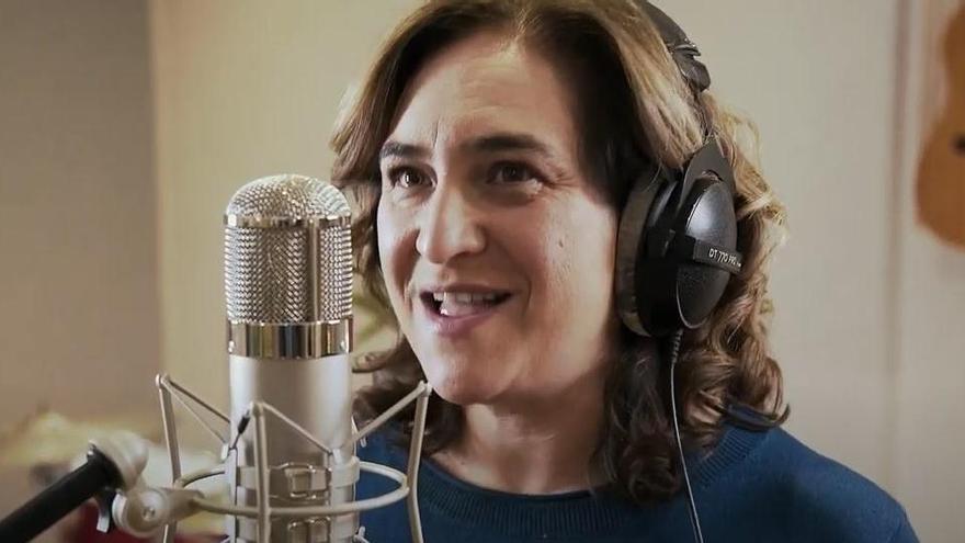 Ada Colau cantant en un fragment de la cançó de campanya d&#039;En Comú Podem