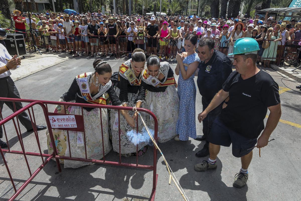 Las reinas encienden la mecha de la última mascletá de las Fiestas de Elche