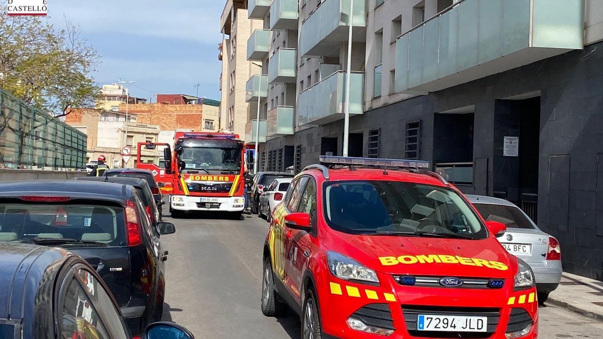 El fuego se ha originado en la cocina del segundo piso de este bloque de cinco alturas.