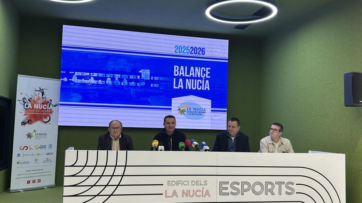 Bernabé Cano, alcalde de La Nucía durante la rueda de prensa de Balance 2025 y Proyectos 2026, acompañado por los concejales Pedro Lloret, Sergio Villalba y Pepe Cano.