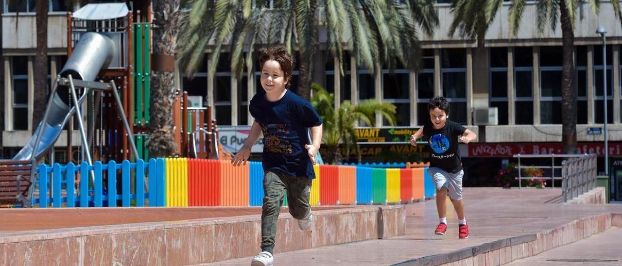 Niños en el parque infantil de Santa Catalina.