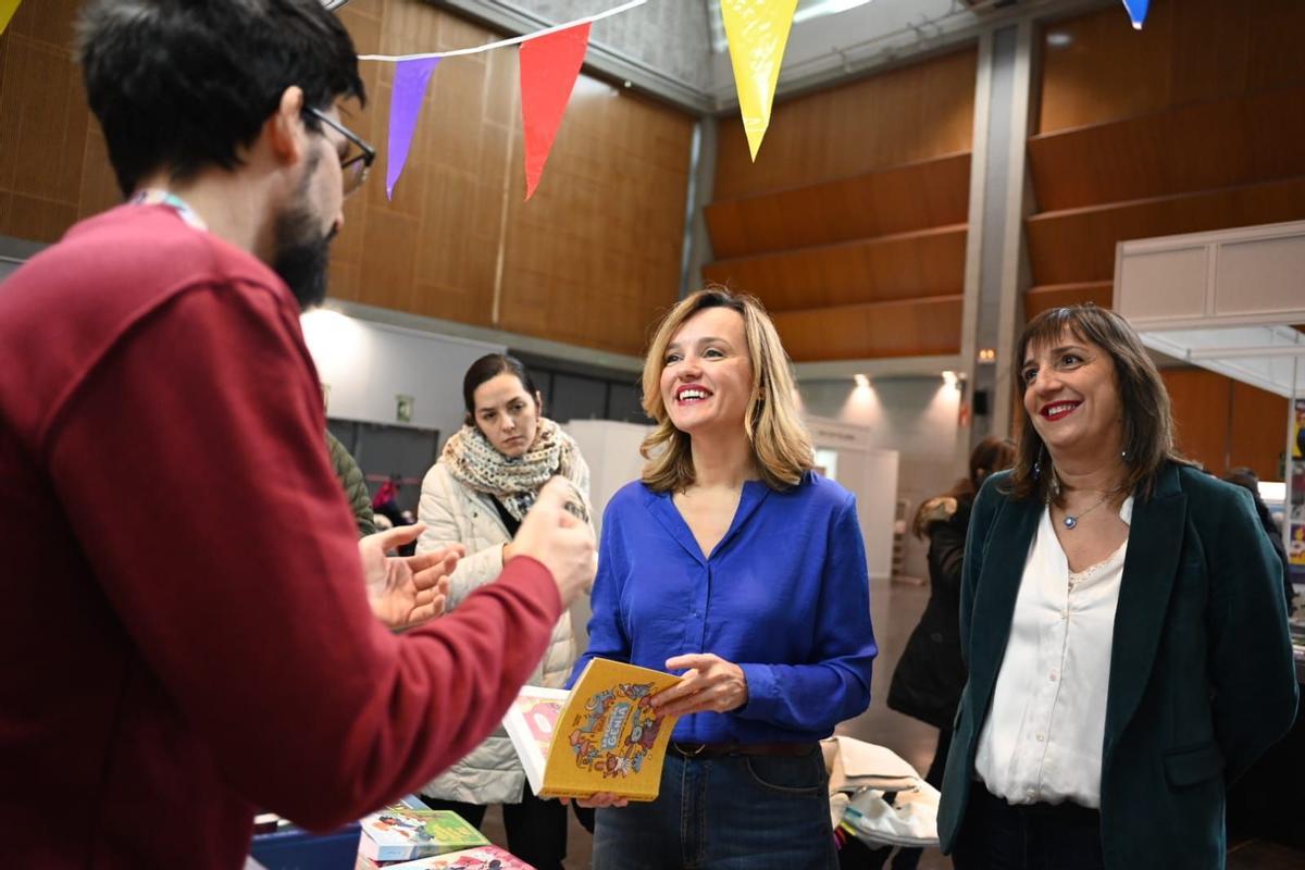 La secretaria general del PSOE Aragón, Pilar Alegría, junto a Lola Ranera este sábado en el Salón del Cómic en Zaragoza.