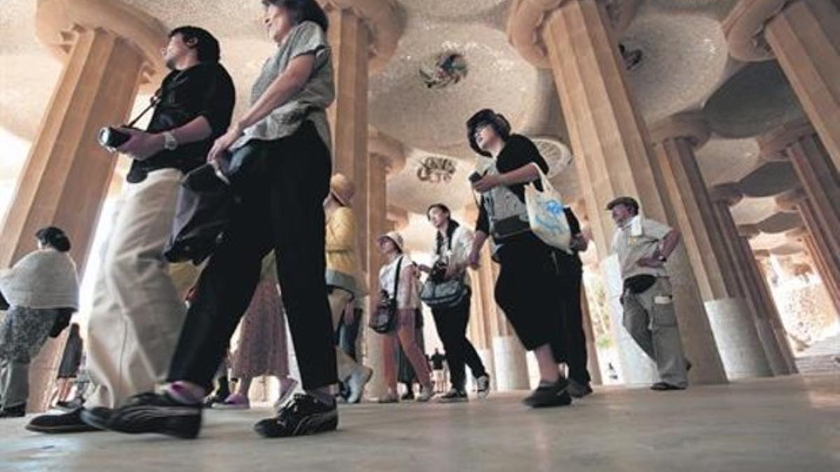 Un grupo de turistas en el Park Güell.