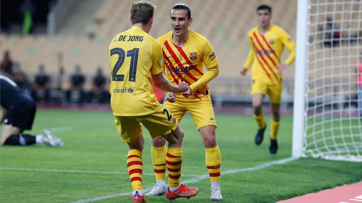 Antoine Griezmann celebra con Frenkie de Jong el primer gol de la final