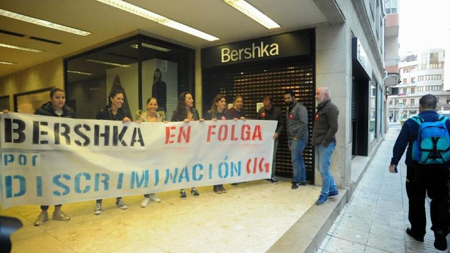 Concentración esta mañana frente a la tienda de Bershka en el centro de Vilagarcía.