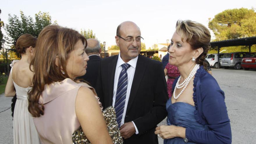 El novio hace la entrada al lugar de la ceremonia junto a su madre, Feli Maíllo y su sobrino Daniel.