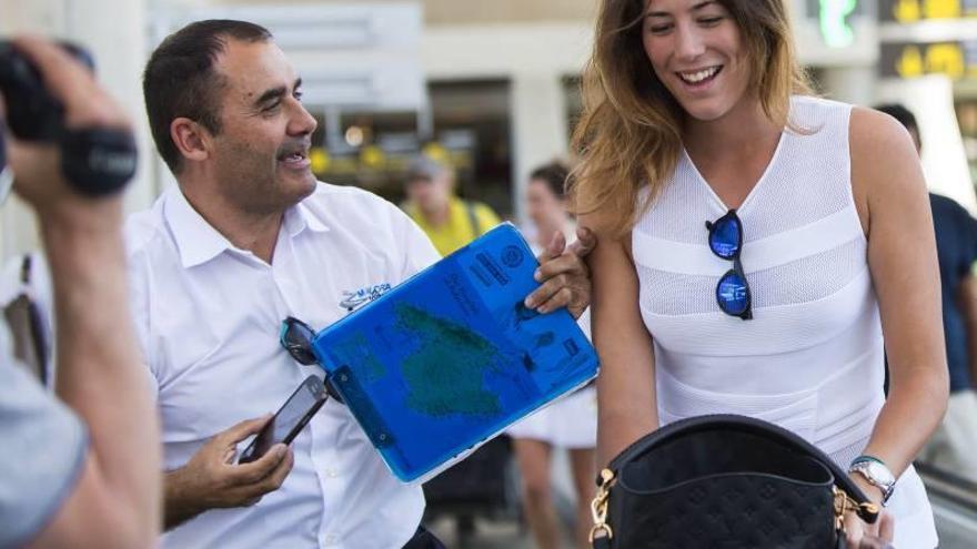 Un curioso conversa con Muguruza en Son Sant Joan.