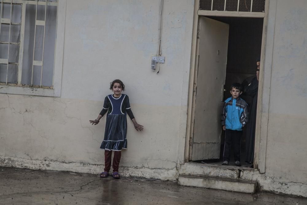 Imagen del fotógrafo Laurent Van der Stockt que ha ganado el primer premio de la categoría Actualidad. Civiles reaccionan ante miembros de las Fuerzas Especiales iraquíes que registran viviendas en búsqueda de miembros de ISIS en Mosul. Laurent Van Der Stockt.