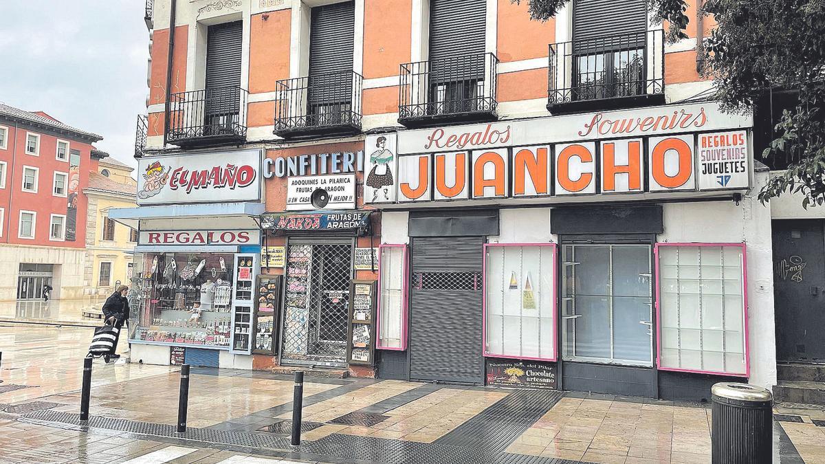 En la calle Don Jaime I de Zaragoza hay varios ejemplos de rótulos de siempre que siguen adornando el centro de la ciudad.