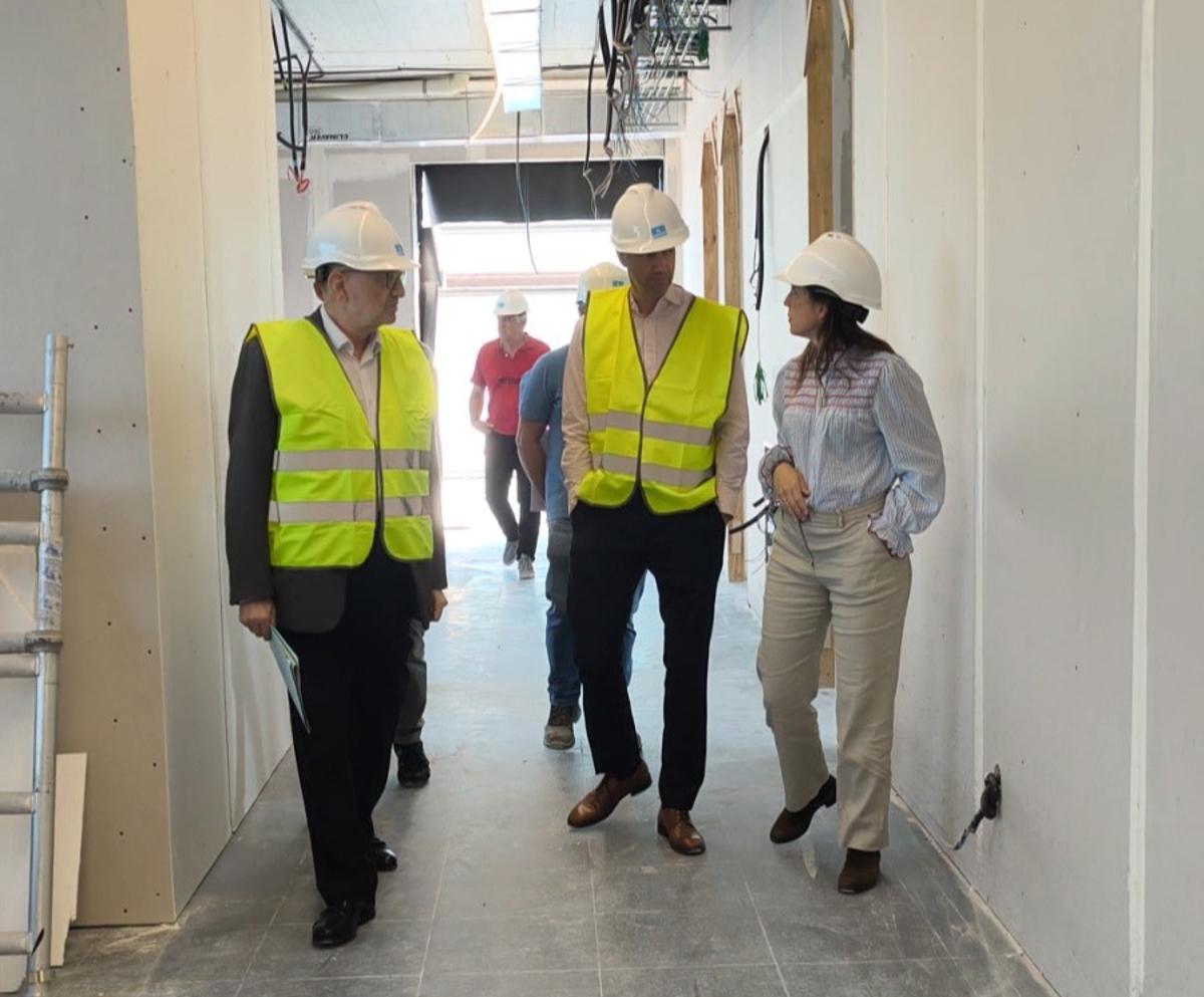 Por la izquierda, Jesús Menéndez, Pablo García y Brezo García, durante la visita a las obras del nuevo consultorio de Vega-La Camocha.
